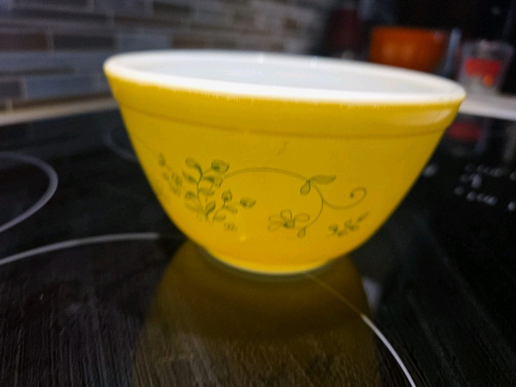 Vintage Pyrex Shenandoah Yellow Green Daisy Flowers #401 Mixing Bowl