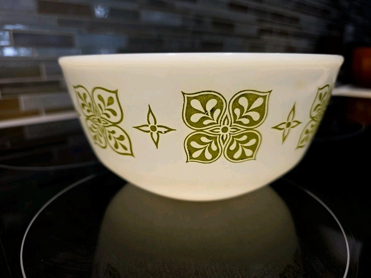 Vintage Anchor Hocking Fire King Green Dutch Clover 7 1/2" Mixing Bowl U115