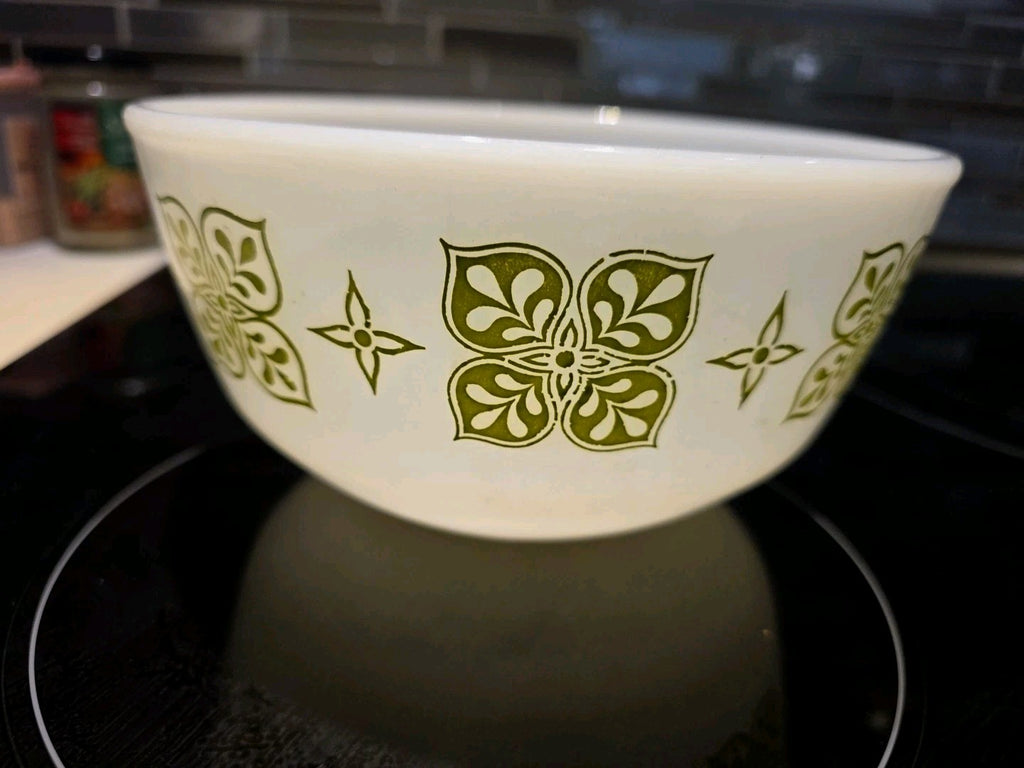 Vintage Anchor Hocking Fire King Green Dutch Clover 7 1/2" Mixing Bowl U115