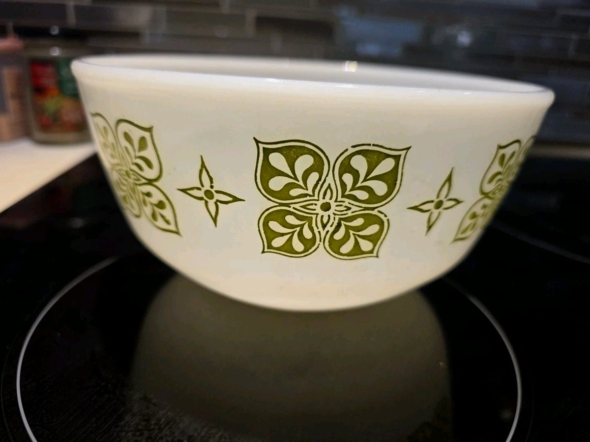 Vintage Anchor Hocking Fire King Green Dutch Clover 7 1/2" Mixing Bowl U115