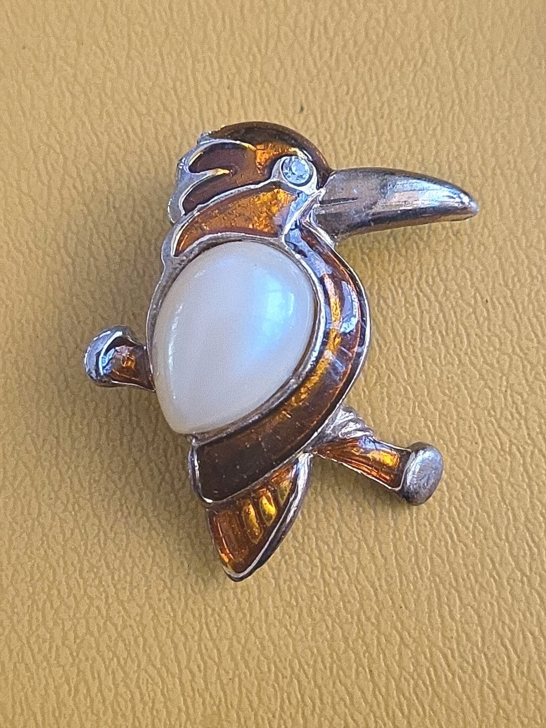 VINTAGE MULTI COLOR ENAMEL FAUX PEARL JELLY BELLY BIRD PIN BROOCH ESTATE