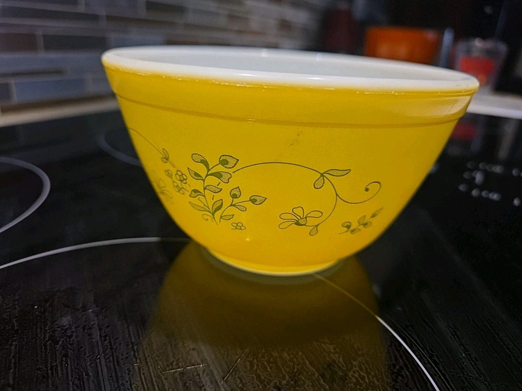Vintage Pyrex Shenandoah Yellow Green Daisy Flowers #401 Mixing Bowl