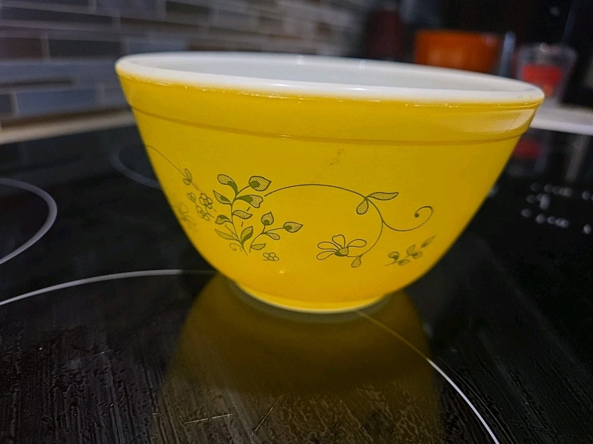 Vintage Pyrex Shenandoah Yellow Green Daisy Flowers #401 Mixing Bowl