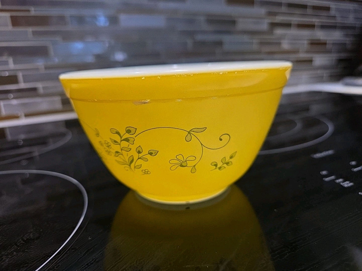 Vintage Pyrex Shenandoah Yellow Green Daisy Flowers #401 Mixing Bowl