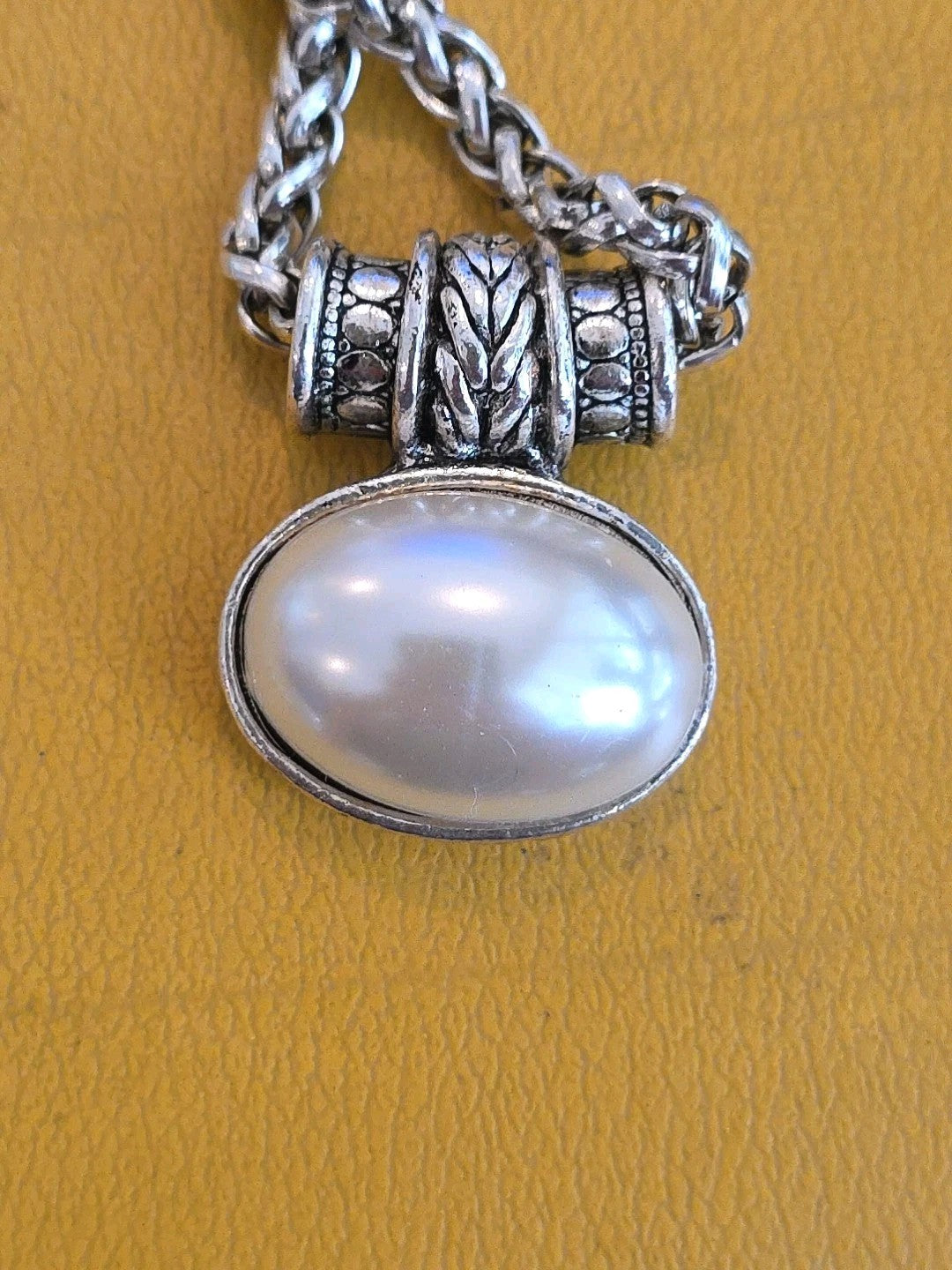 Lovely Silver Tone Faux Pearl Necklace. Measures 16"