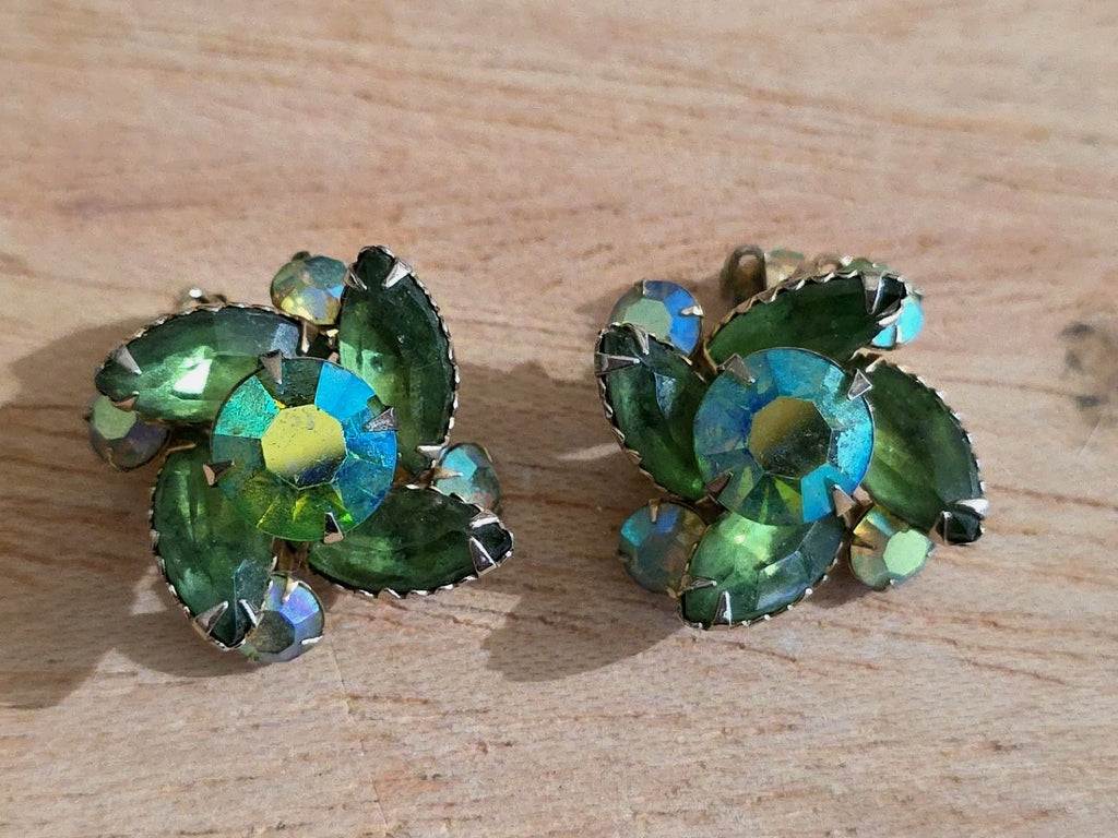 Flower Emerald Green & Aurora Borealis Rhinestones 1940s Vintage Gold Brooch