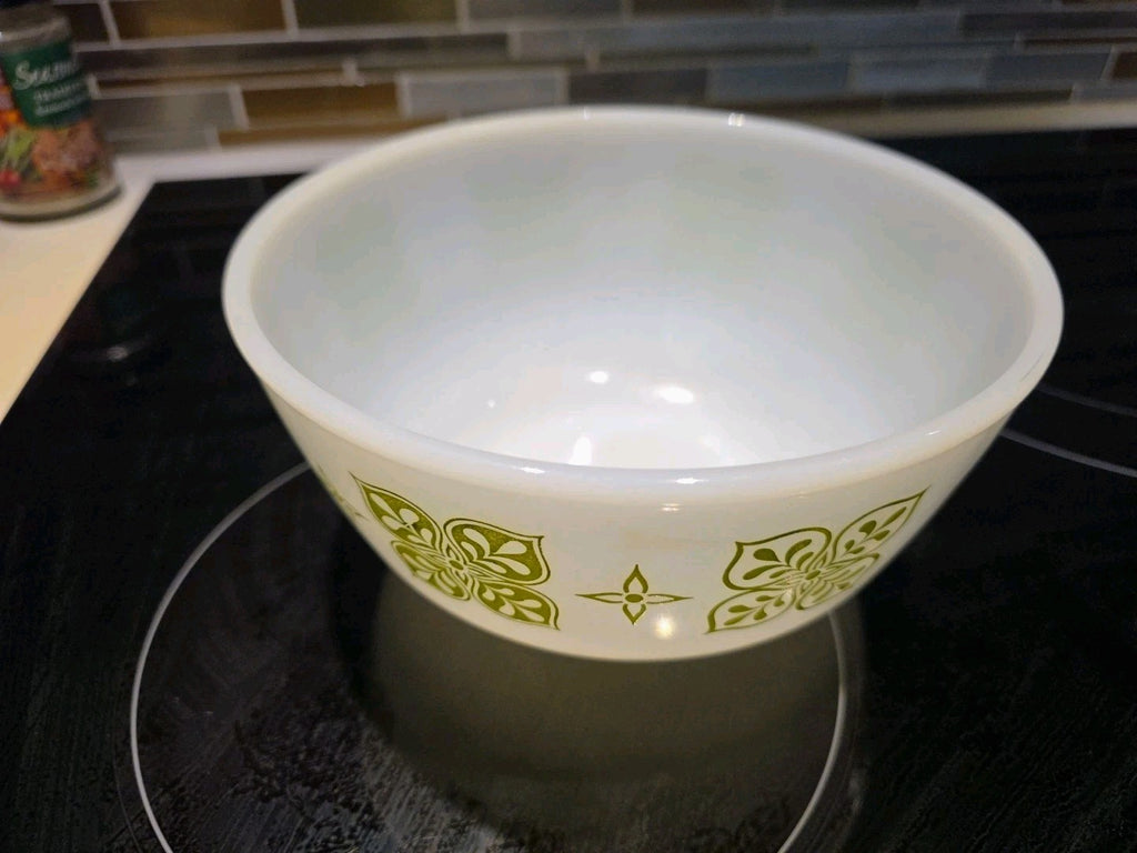 Vintage Anchor Hocking Fire King Green Dutch Clover 7 1/2" Mixing Bowl U115