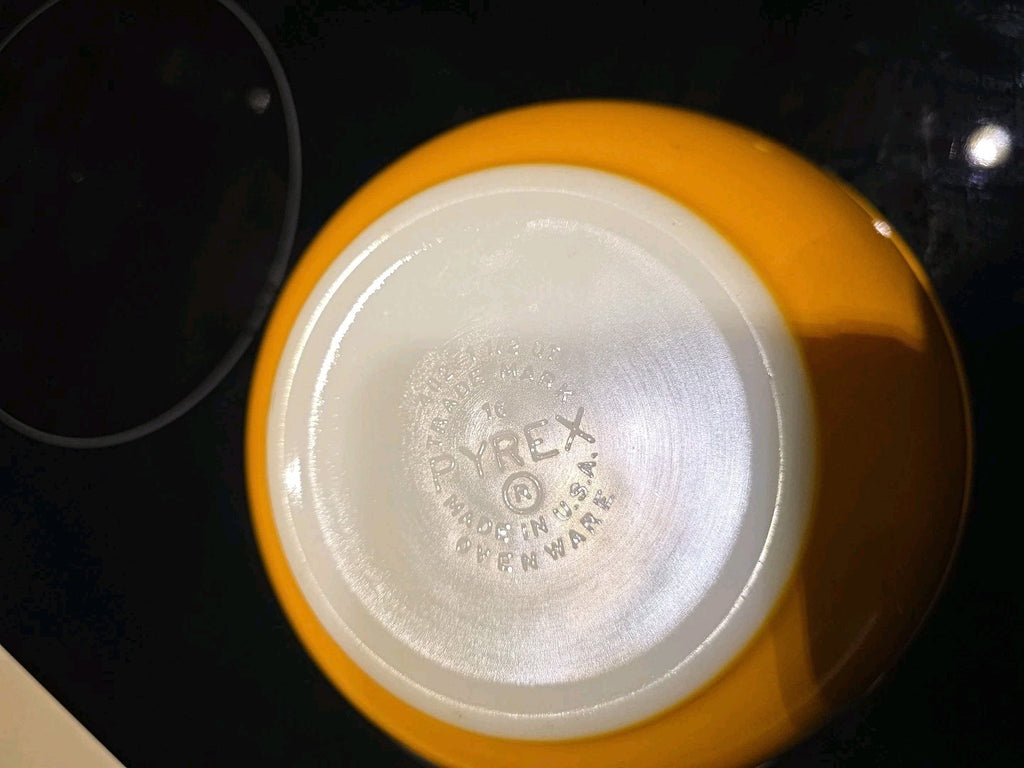 Vintage Pyrex #402 Yellow 7" Nesting Bowl 1.5 Quarts
