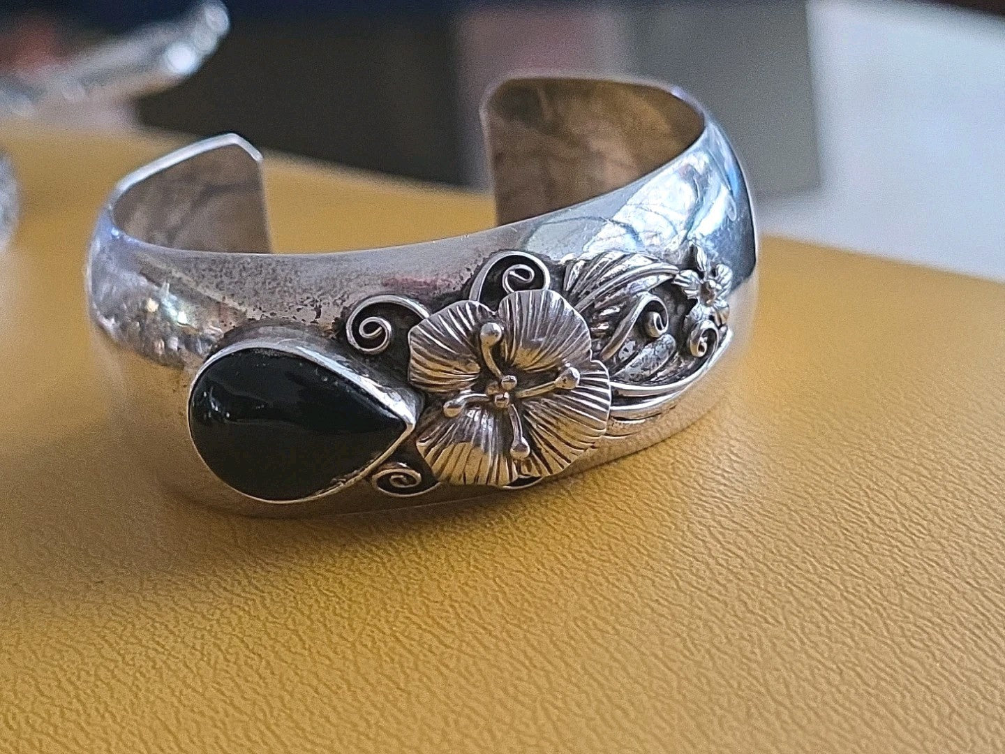 Southwest Native American BLACK ONYX STERLING SILVER CUFF BRACELET