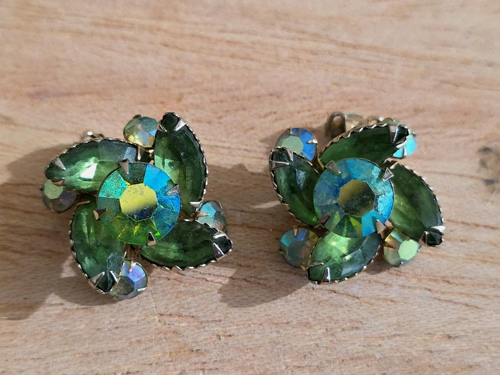 Flower Emerald Green & Aurora Borealis Rhinestones 1940s Vintage Gold Brooch