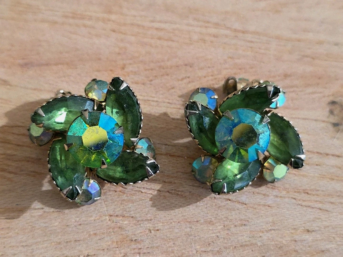 Flower Emerald Green & Aurora Borealis Rhinestones 1940s Vintage Gold Brooch