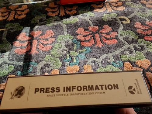 VINTAGE US SPACE SHUTTLE TRANSPORTATION SYSTEM DETAILED PRESS INFORMATION BINDER