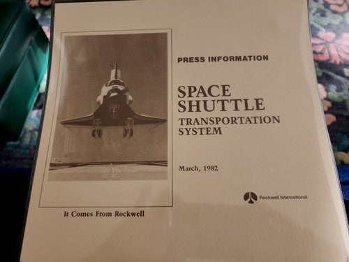 VINTAGE US SPACE SHUTTLE TRANSPORTATION SYSTEM DETAILED PRESS INFORMATION BINDER