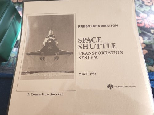 VINTAGE US SPACE SHUTTLE TRANSPORTATION SYSTEM DETAILED PRESS INFORMATION BINDER