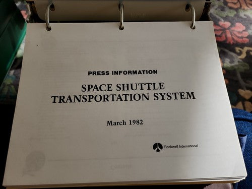 VINTAGE US SPACE SHUTTLE TRANSPORTATION SYSTEM DETAILED PRESS INFORMATION BINDER