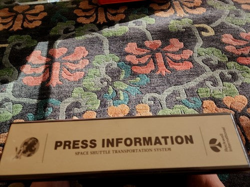 VINTAGE US SPACE SHUTTLE TRANSPORTATION SYSTEM DETAILED PRESS INFORMATION BINDER
