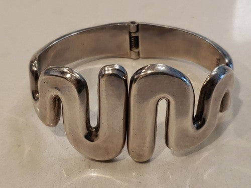 Sterling Silver Mexican Midcentury Bangle Bracelet Spring tension C1960 58.8g