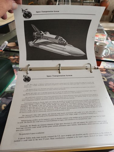 VINTAGE US SPACE SHUTTLE TRANSPORTATION SYSTEM DETAILED PRESS INFORMATION BINDER