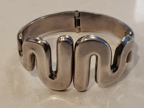 Sterling Silver Mexican Midcentury Bangle Bracelet Spring tension C1960 58.8g