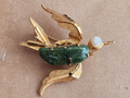VINTAGE 1970'S B.S.K. GOLD PLATED JADE & FRESHWATER PEARL BIRD PIN!