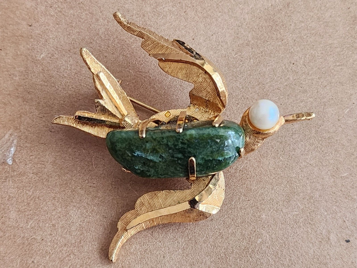 VINTAGE 1970'S B.S.K. GOLD PLATED JADE & FRESHWATER PEARL BIRD PIN!