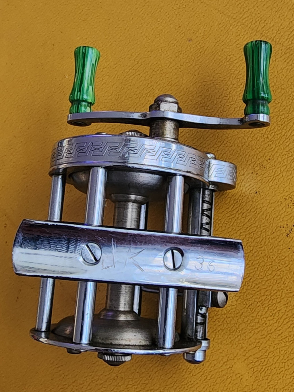 VINTAGE PFLUEGER AKRON NO. 1893 CHROME FISHING REEL GREEN HANDLES CASTING REEL