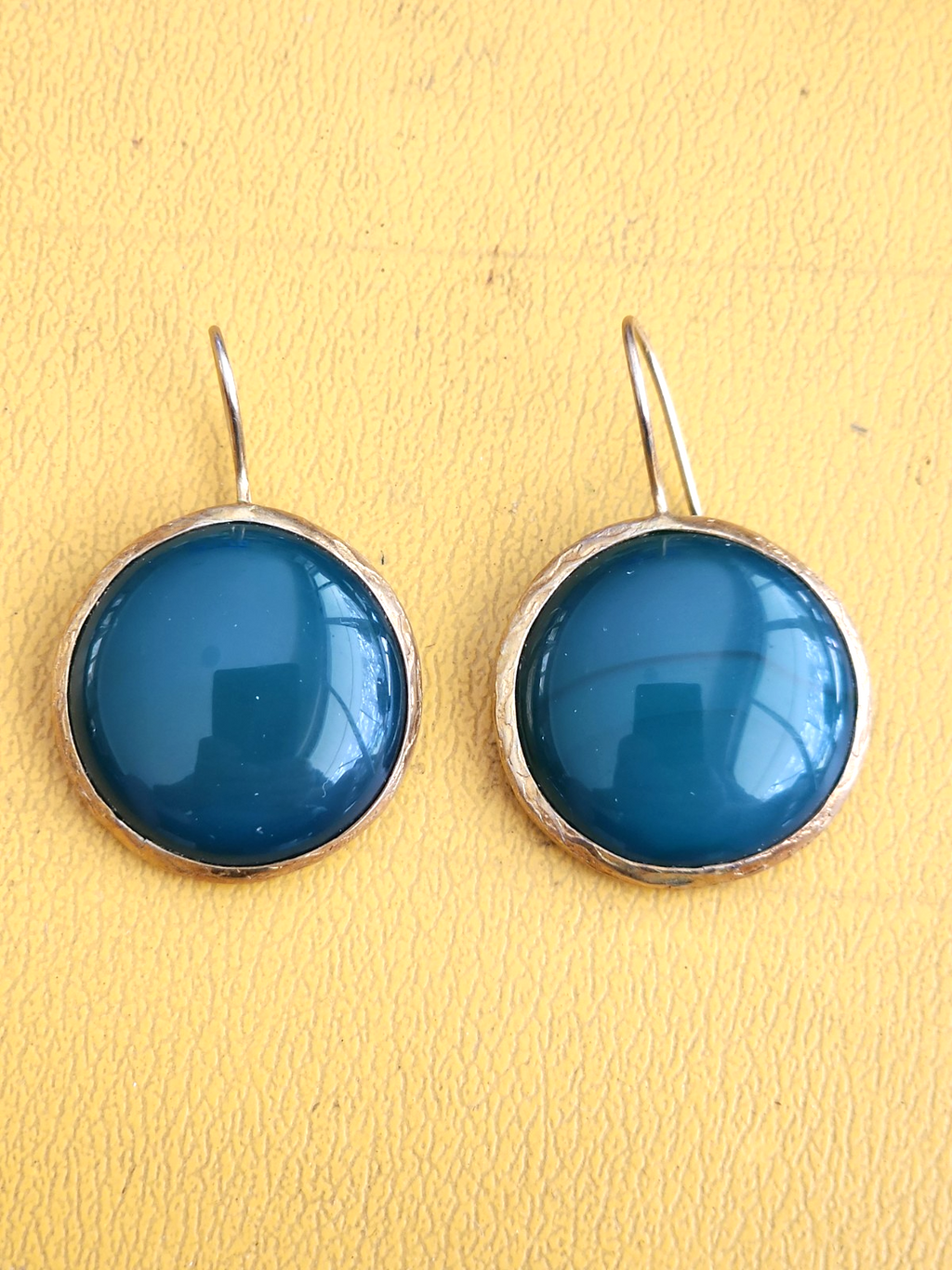 VINTAGE DARK BLUE CABOCHON YELLOW GOLD TONE EARRINGS