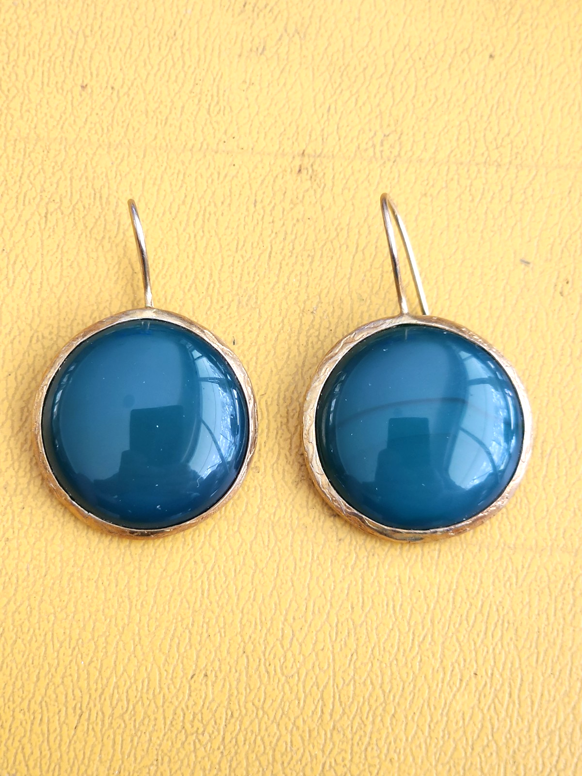 VINTAGE DARK BLUE CABOCHON YELLOW GOLD TONE EARRINGS