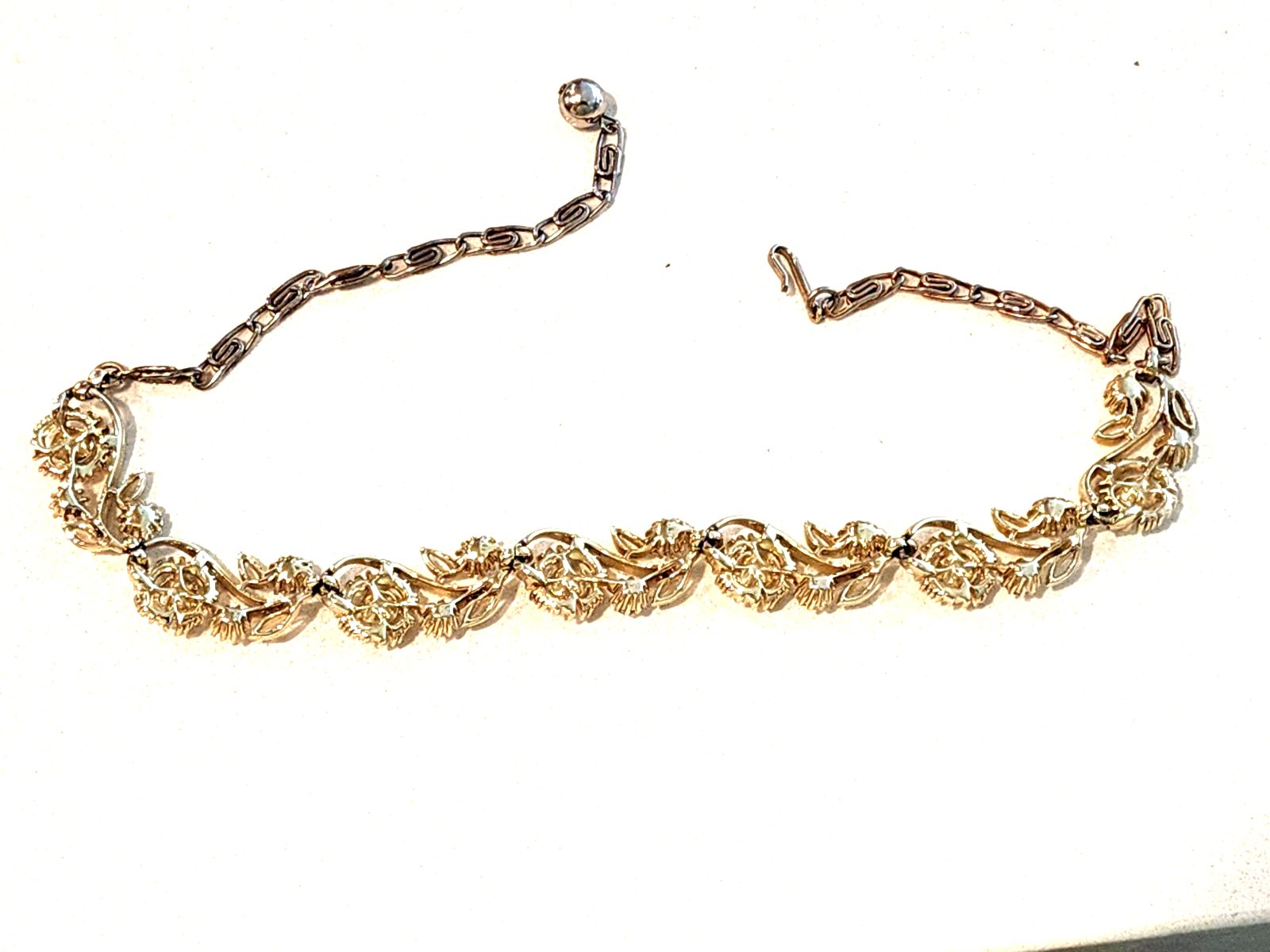 VINTAGE GOLD TONE AURORA BOREALIS RHINESTONE FLOWER NECKLACE