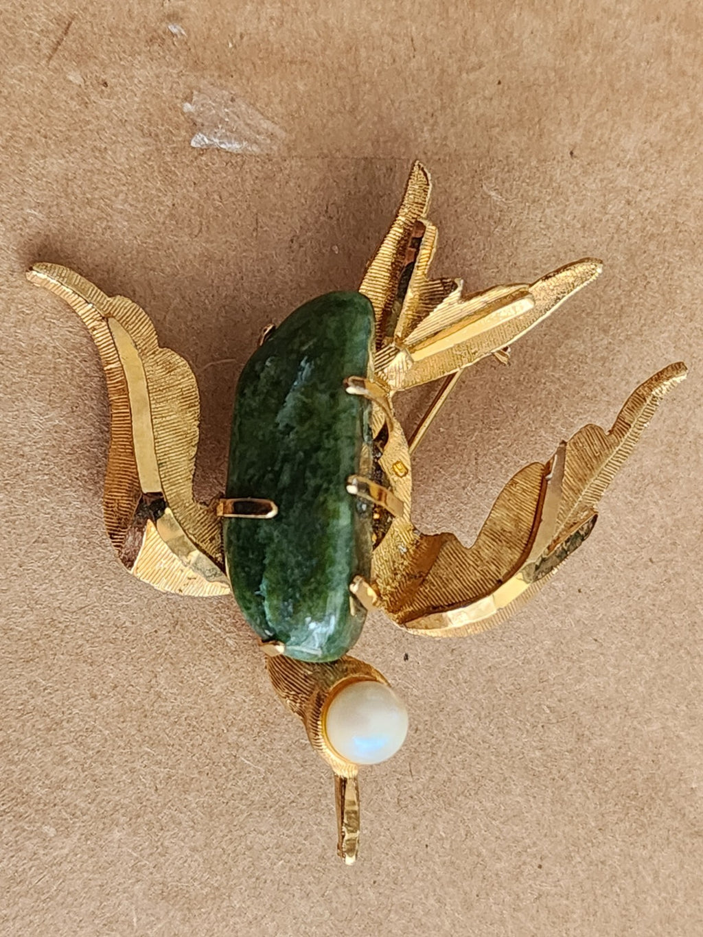 VINTAGE 1970'S B.S.K. GOLD PLATED JADE & FRESHWATER PEARL BIRD PIN!
