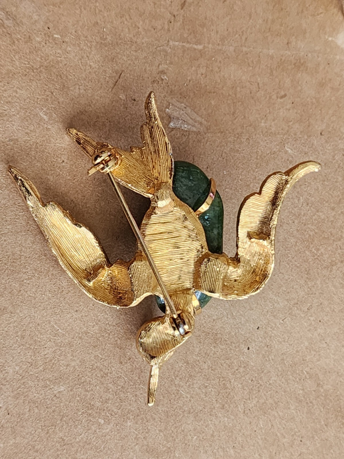 VINTAGE 1970'S B.S.K. GOLD PLATED JADE & FRESHWATER PEARL BIRD PIN!
