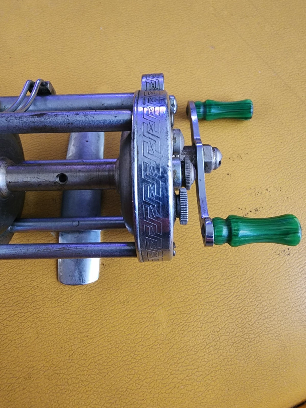 VINTAGE PFLUEGER AKRON NO. 1893 CHROME FISHING REEL GREEN HANDLES CASTING REEL