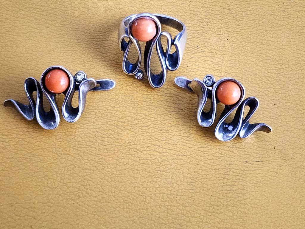 Jenavi Designer Ring Made of Sterling Silver with Coral