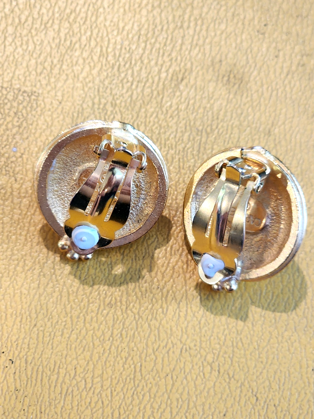 CAROLEE Vintage 1980’s Gold Tone ROUND Faux PEARL 1" CLIP ON Earrings