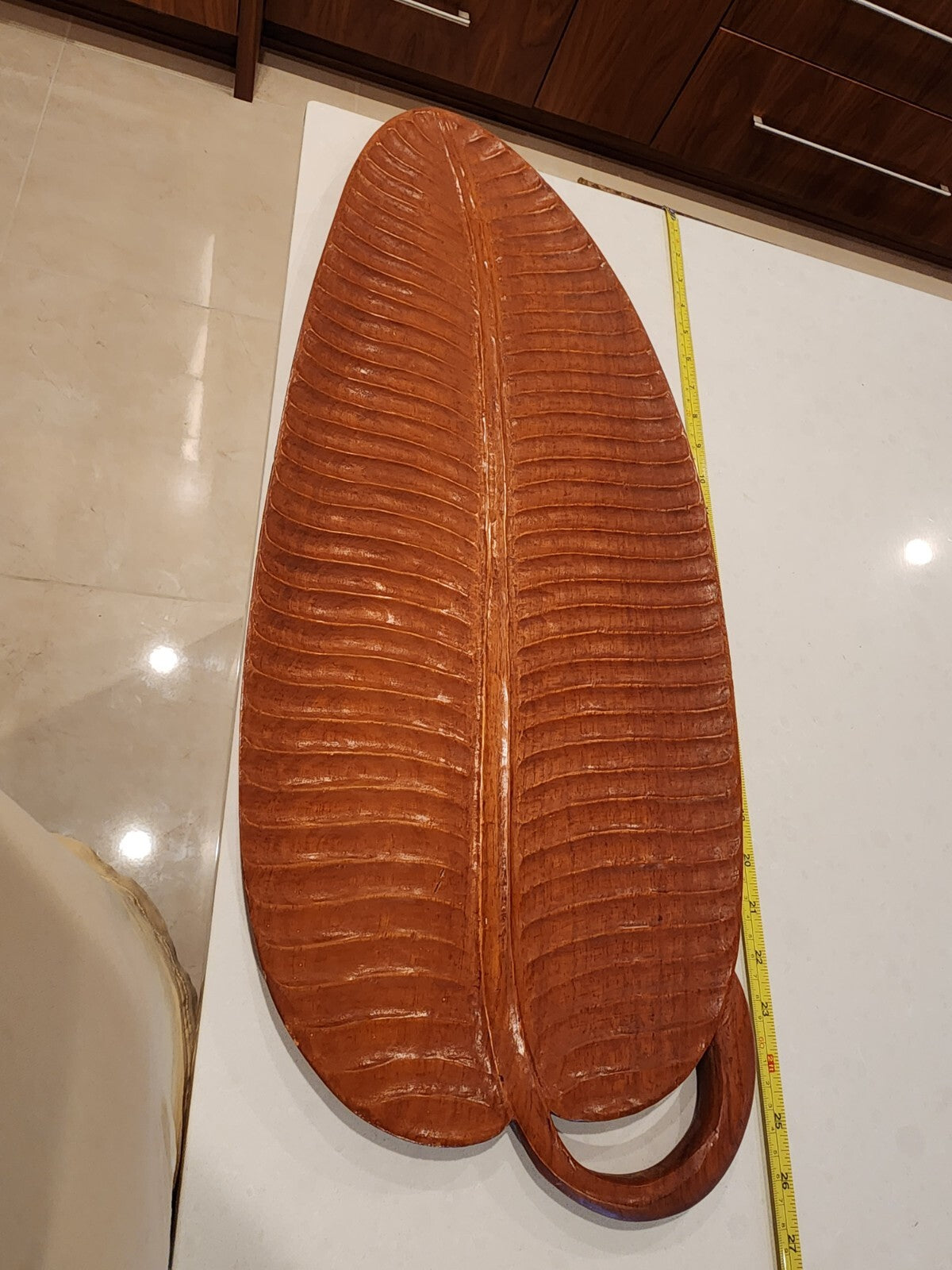 HUGE 28" EXOTIC VINTAGE BEAUTIFULLY CARVED MONKEY POD WOOD TRAY BANANA LEAF