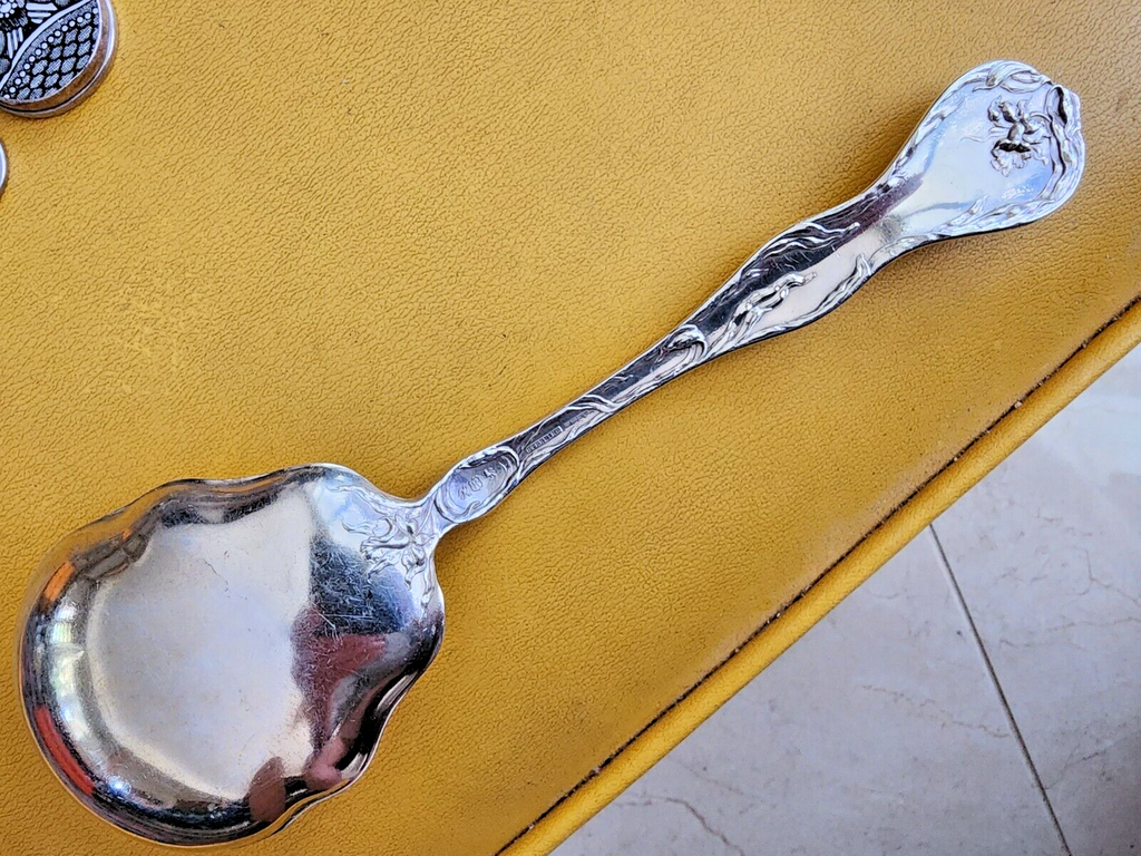 Reed & Barton - Les Cinq Fleurs Sterling Silver 9" Berry Spoon No Monogram