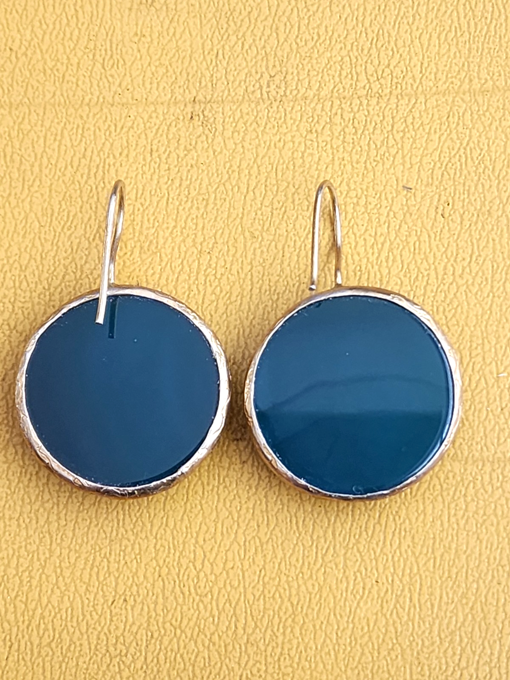 VINTAGE DARK BLUE CABOCHON YELLOW GOLD TONE EARRINGS