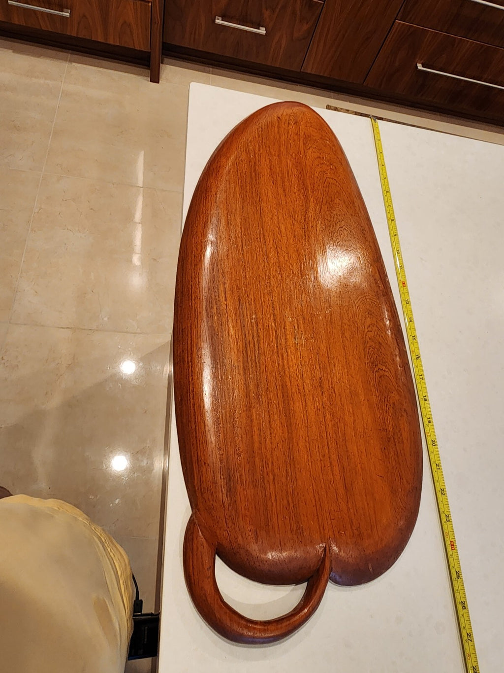 HUGE 28" EXOTIC VINTAGE BEAUTIFULLY CARVED MONKEY POD WOOD TRAY BANANA LEAF