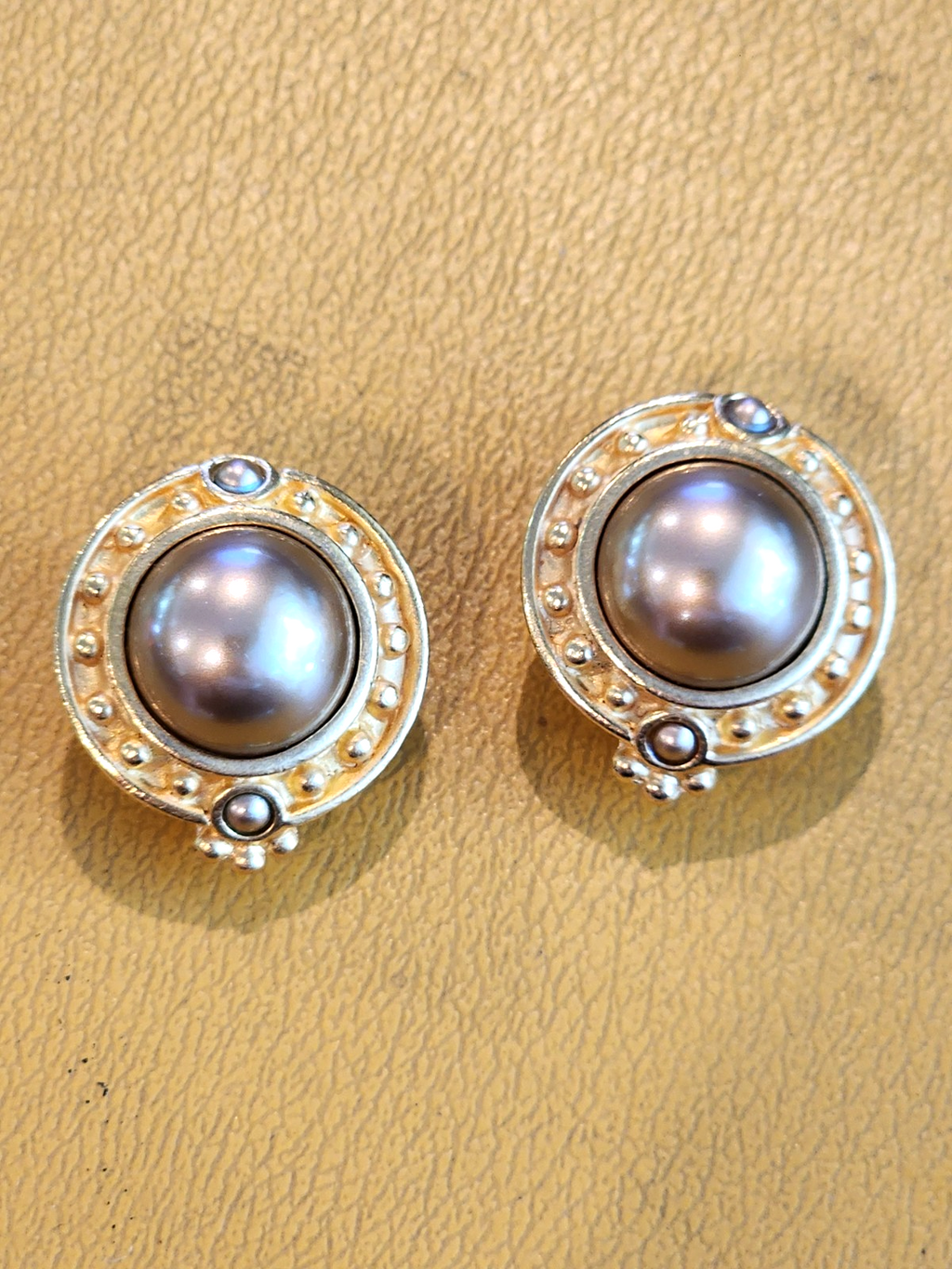 CAROLEE Vintage 1980’s Gold Tone ROUND Faux PEARL 1" CLIP ON Earrings