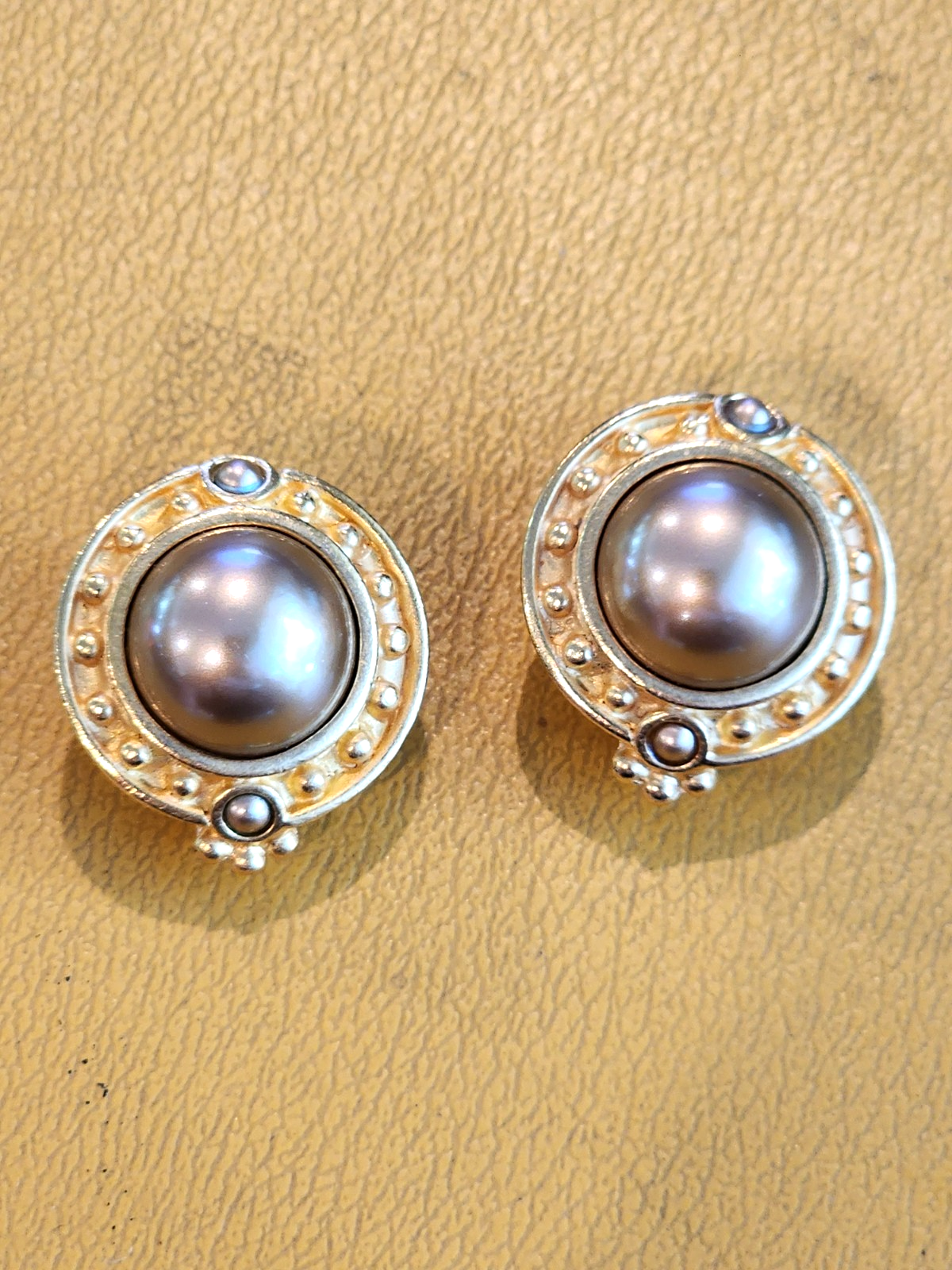 CAROLEE Vintage 1980’s Gold Tone ROUND Faux PEARL 1" CLIP ON Earrings