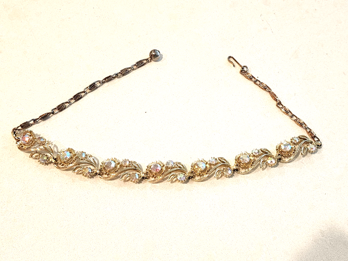 VINTAGE GOLD TONE AURORA BOREALIS RHINESTONE FLOWER NECKLACE