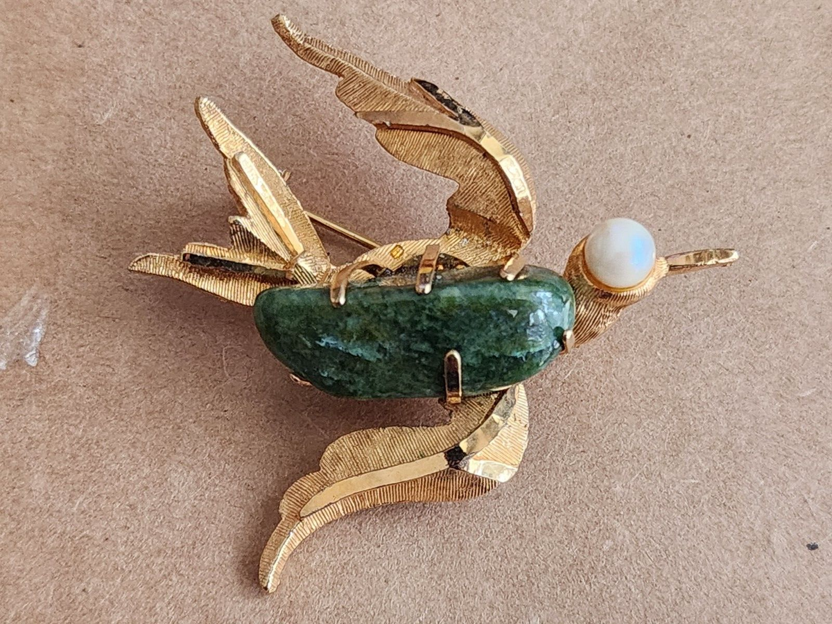 VINTAGE 1970'S B.S.K. GOLD PLATED JADE & FRESHWATER PEARL BIRD PIN!