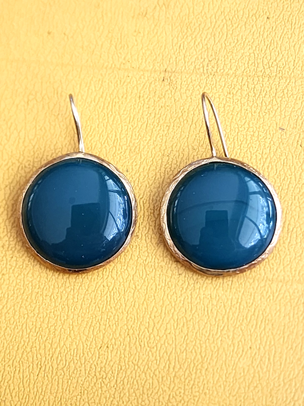VINTAGE DARK BLUE CABOCHON YELLOW GOLD TONE EARRINGS