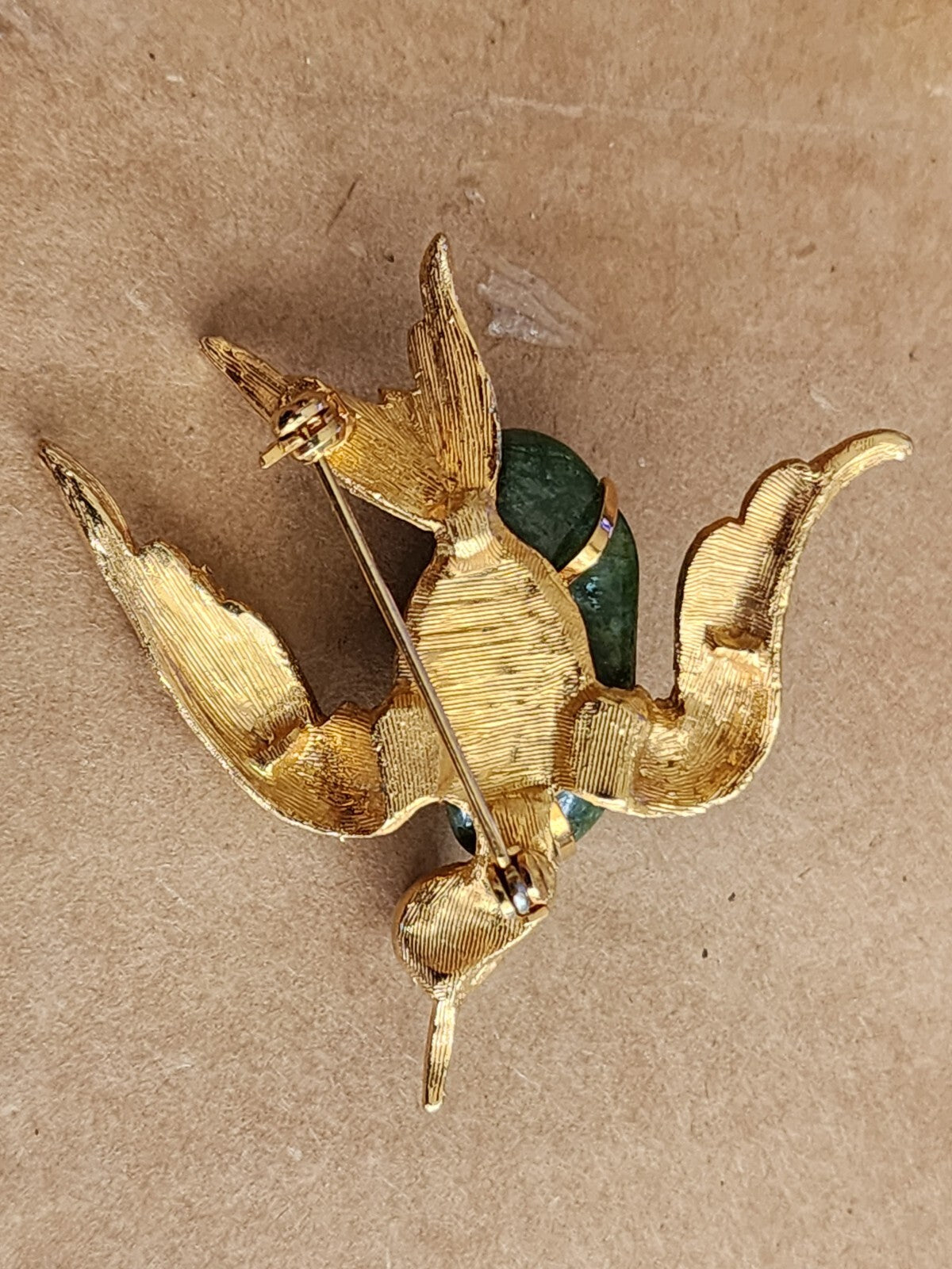 VINTAGE 1970'S B.S.K. GOLD PLATED JADE & FRESHWATER PEARL BIRD PIN!